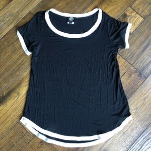 Bobeau Black & White Silky soft shirt sleeve top